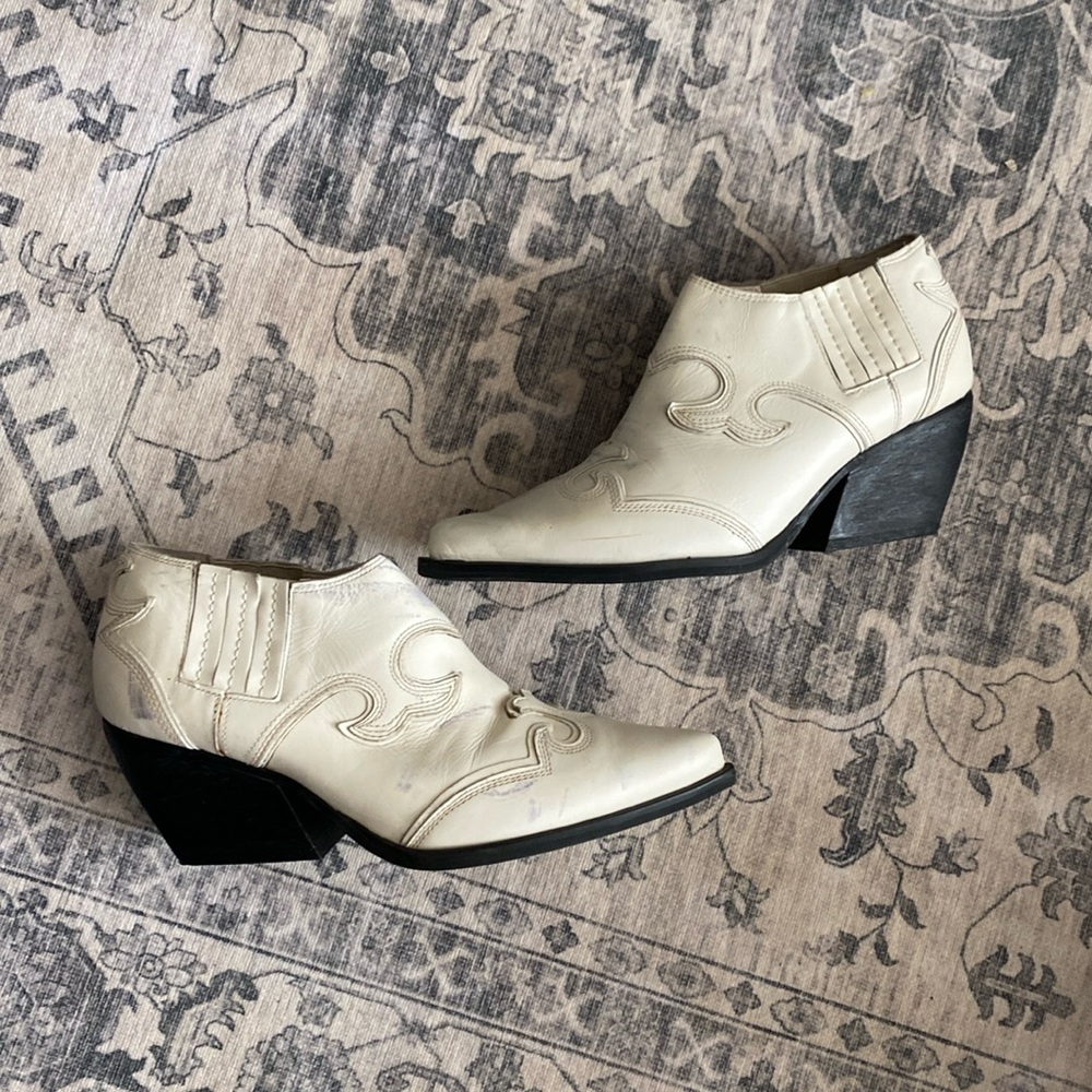 STEVE MADDEN Waze Leather Low Top Bone White Ankle Cowboy Boots Size 8